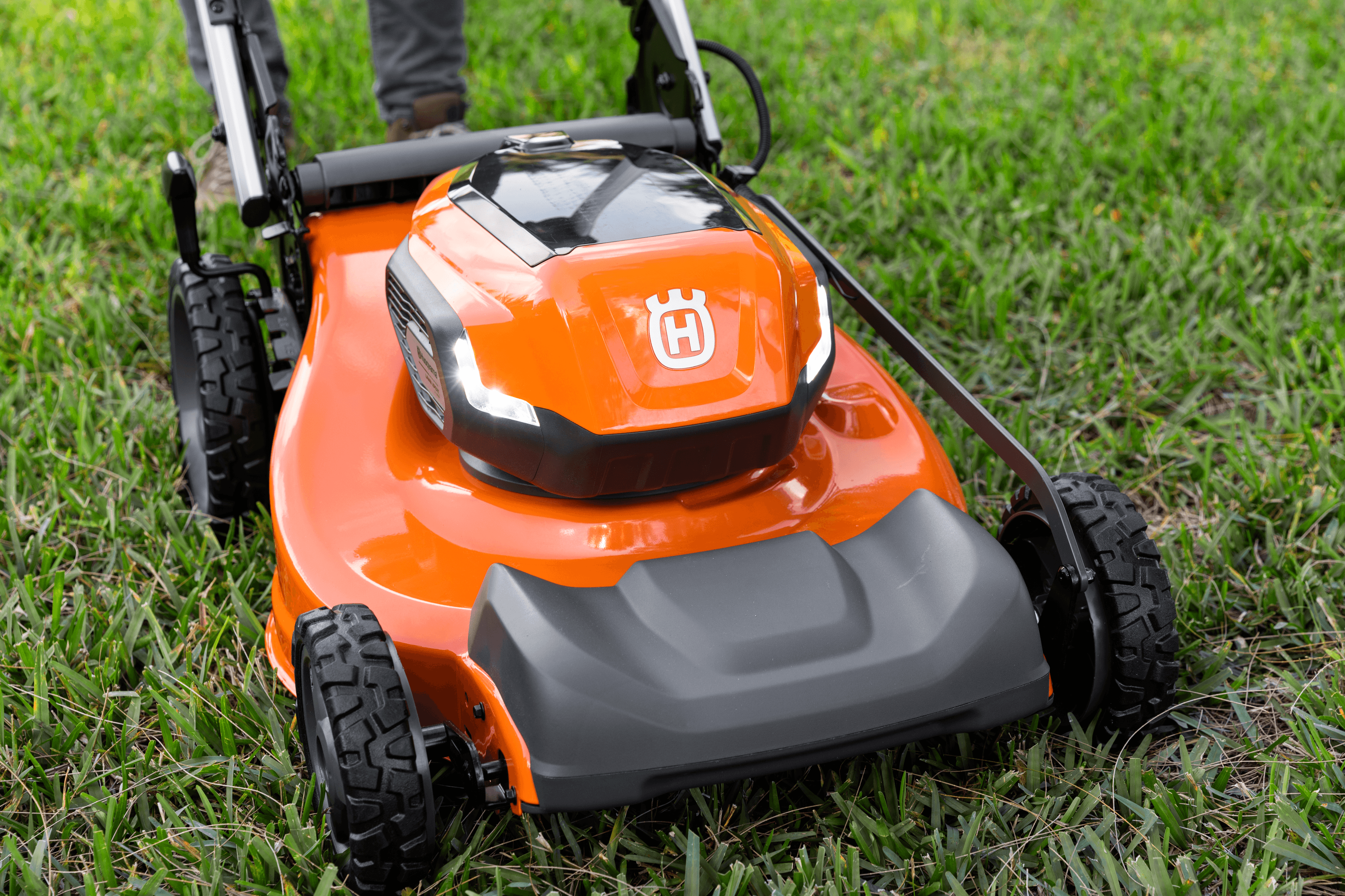 Lawn Xpert™ LE322R without battery and charger image 3